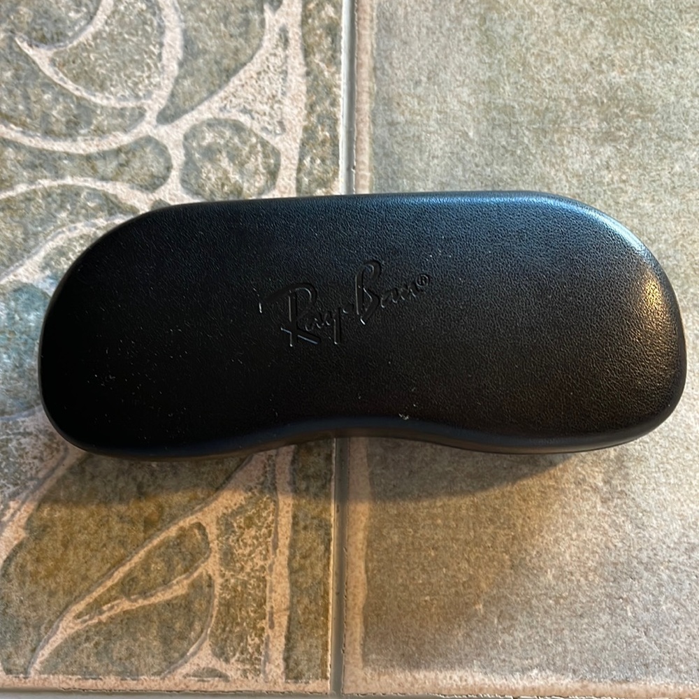 Ray Ban glasses hard case. Excellent used condition.